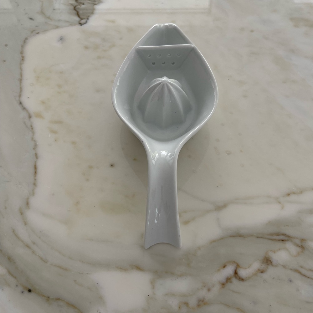 SIMPLE DINING JUICER DISH
